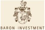 Wappen mit einem Hahn und Text "Baron Investment" darunter auf beigem Hintergrund.