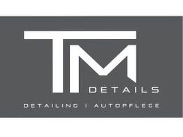 Logo mit den Buchstaben "TM" und Text "DETAILING | AUTOPFLEGE" auf grauem Hintergrund.