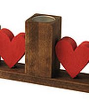 Holzkerzenhalter mit roten Herzen zwischen drei Teelichtplätzen.