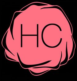 Rosa Blume mit den Buchstaben "HC" auf schwarzem Hintergrund.