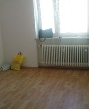 Zweiter Raum Tapeziert und Gestrichen und Laminat verlegt!!