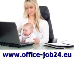 Frau im Büro mit Baby auf dem Schoß, beide sehen auf einen Laptop. Text: www.office-job24.eu