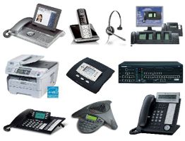 Verschiedene Telekommunikationsgeräte wie Telefone, Faxgerät und Konferenzlautsprecher.