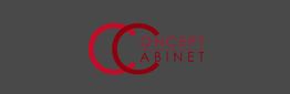 Logo der Marke "Concept Cabinet" in Rot auf dunkelgrauem Hintergrund.