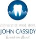 Logo eines Zahnarztes mit Zahn und Bergmotiv. Text: "Zahnarzt Dr. med. dent. John Cassidy".