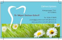 Visitenkarte einer Zahnarztpraxis mit Zahnlogo und Blumen im Gras im unteren Abschnitt.