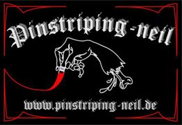 "Hand mit Pinsel auf schwarzem Hintergrund, Text: Pinstriping-neil, www.pinstriping-neil.de"