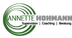 Logo mit Text: "ANNETTE HOHMANN, Supervision, Coaching, Beratung", grüne Kreiselemente.