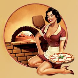 Donna sorridente con abito vintage tiene una pizza davanti a un forno a legna.