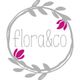 Logo circular "flora&co" con hojas grises y flores fucsias.