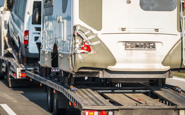 Wohnmobil wird nach einer Panne abgeschleppt
