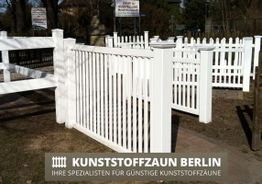 Weiße Kunststoffzäune in einer Ausstellung, mit einem Schild: "Kunststoffzaun Berlin".