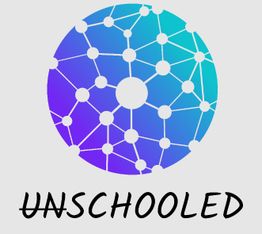 Cirkelvormig blauw-paars netwerklogo met tekst 'UNSCHOOLED' eronder.