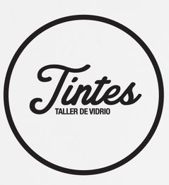 Logo circular con la palabra "Tintes" y "Taller de Vidrio" en el centro, en blanco y negro.