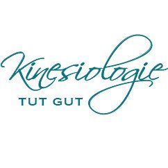 "Kalligraphie-Text: 'Kinesiologie tut gut' auf weißem Hintergrund."
