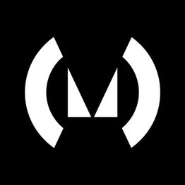 Weißes geometrisches M-Logo auf schwarzem Hintergrund.