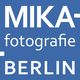 Blaue Fläche mit weißem Text: "MIKA fotografie BERLIN".