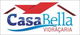 Logo da Casa Bella Vidraçaria com um telhado vermelho sobre o nome em azul e vermelho.