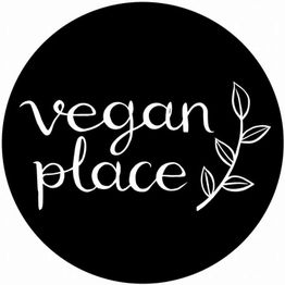 Logotipo circular negro con texto "vegan place" y dibujo de ramita.