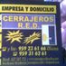 Letrero de cerrajeros con números de contacto en fondo azul y amarillo.