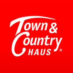 Rotes Logo mit weißem Text: "Town & Country Haus".