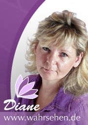 Ich weiß nicht, wer auf dem Bild ist. Frau mit blonder Frisur und lila Hemd, daneben Logo.