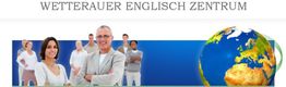 Menschen lächeln vor einem blauen Hintergrund mit einer Weltkugel; Text: "Wetterauer Englisch Zentrum".