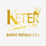 Logo dorato di "Keter Compro Oro" con una corona, su sfondo bianco. Testo: Banco Metalli S.R.L.