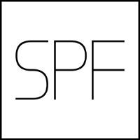 Testo "SPF" in caratteri neri su sfondo bianco.