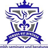 Ein blau-graues Wappen mit Krone, Flügeln und Fleur-de-Lis, Schriftzug: "tempus est pretiose".