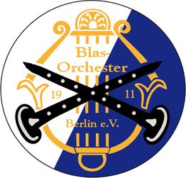 Emblem des Blas-Orchester Berlin e.V. von 1911, mit gekreuzten Holzblasinstrumenten.