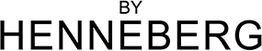 Tekstlogo med ordene "BY HENNEBERG" i sort skrift på hvid baggrund.