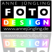 Logo: "Anne Jüngling Fotodesign" mit bunter Spiegelung. Website: www.annejuengling.de.