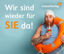 Ein Mann mit Schwimmring trinkt aus einem Becher, Text: "Wir sind wieder für SIE da!".