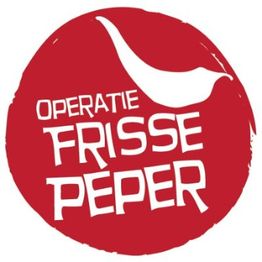 Rood logo met de tekst "Operatie Frisse Peper" en een witte chilipeper.