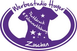 Lila Logo eines T-Shirts mit Sternen und Text: Werbestudio Hoyer, Textildruck & Folienverklebung.