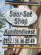 Schild von "Saar-Sat Shop" mit der Aufschrift "Kundendienst" und Telefonnummer 0152 56 96 85 49.