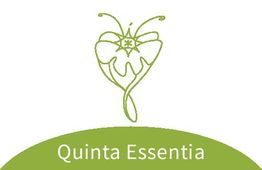 Groen logo van Quinta Essentia, bloemachtig ontwerp boven de tekst op groene achtergrond.