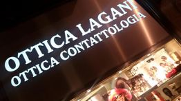 Insegna luminosa di una vetrina con scritta: Ottica Lagani, Ottica Contattologia.