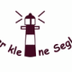 Illustration eines Leuchtturms mit dem Text "Der kleine Segler" in einem Halbkreis angeordnet.