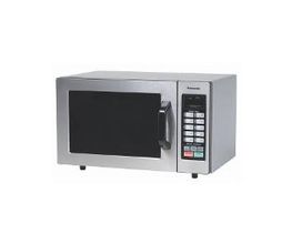 Microondas plateado con panel de control a la derecha y puerta negra.