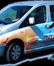 Ihr Fahrer Sven Vogel vor seinem Kleinbus Citroen Jumpy für 7 Personen