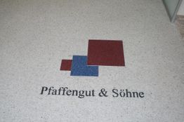 Text auf Boden: "Pfaffengut & Söhne" mit roten und blauen Quadraten darüber.