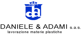 Logo di "Daniele & Adami s.a.s.", con scudo blu e lettere bianche "da".