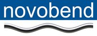Logo mit blauem Hintergrund und Schriftzug "novobend"; darunter eine wellenförmige Linie.
