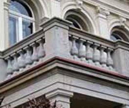 Historisches Gebäude mit kunstvollen Balustraden und Bögen.