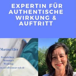Frau vor grünem Hintergrund, Text: "Expertin für authentische Wirkung & Auftritt, Martina Eßer".