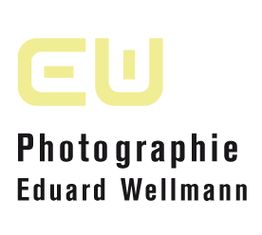 Logo mit gelbem "EW" und schwarzem Text: "Photographie Eduard Wellmann".