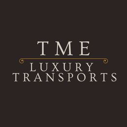 Texte : "TME Luxury Transports" sur fond marron sombre.