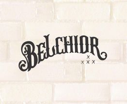 Texto estilizado "Belchior" em preto sobre fundo de tijolos brancos.